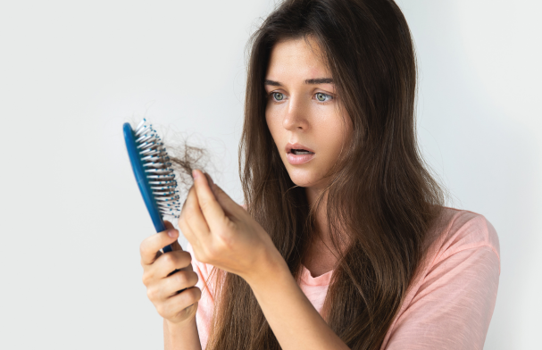 Caduta dei capelli durante il cambio di stagione, cosa fare?