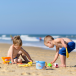Neonati-e-bambini-al-mare-solari-e-prevenzione-delle-dermatiti