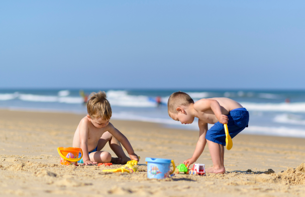 Neonati-e-bambini-al-mare-solari-e-prevenzione-delle-dermatiti